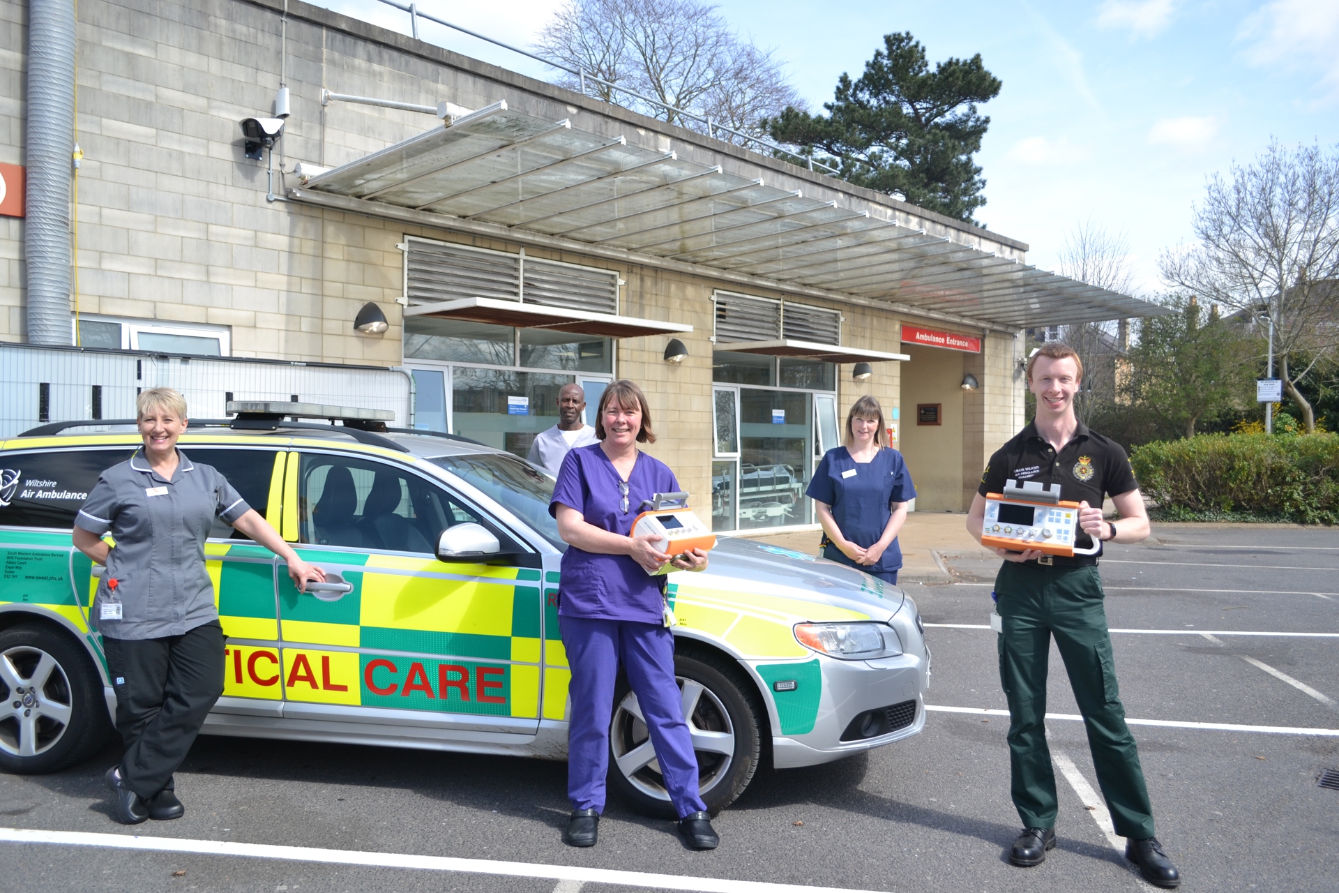A Wiltshire Air Ambulance paramedic with RUH staff handing over a ventilator during the COVID-19 pandemic